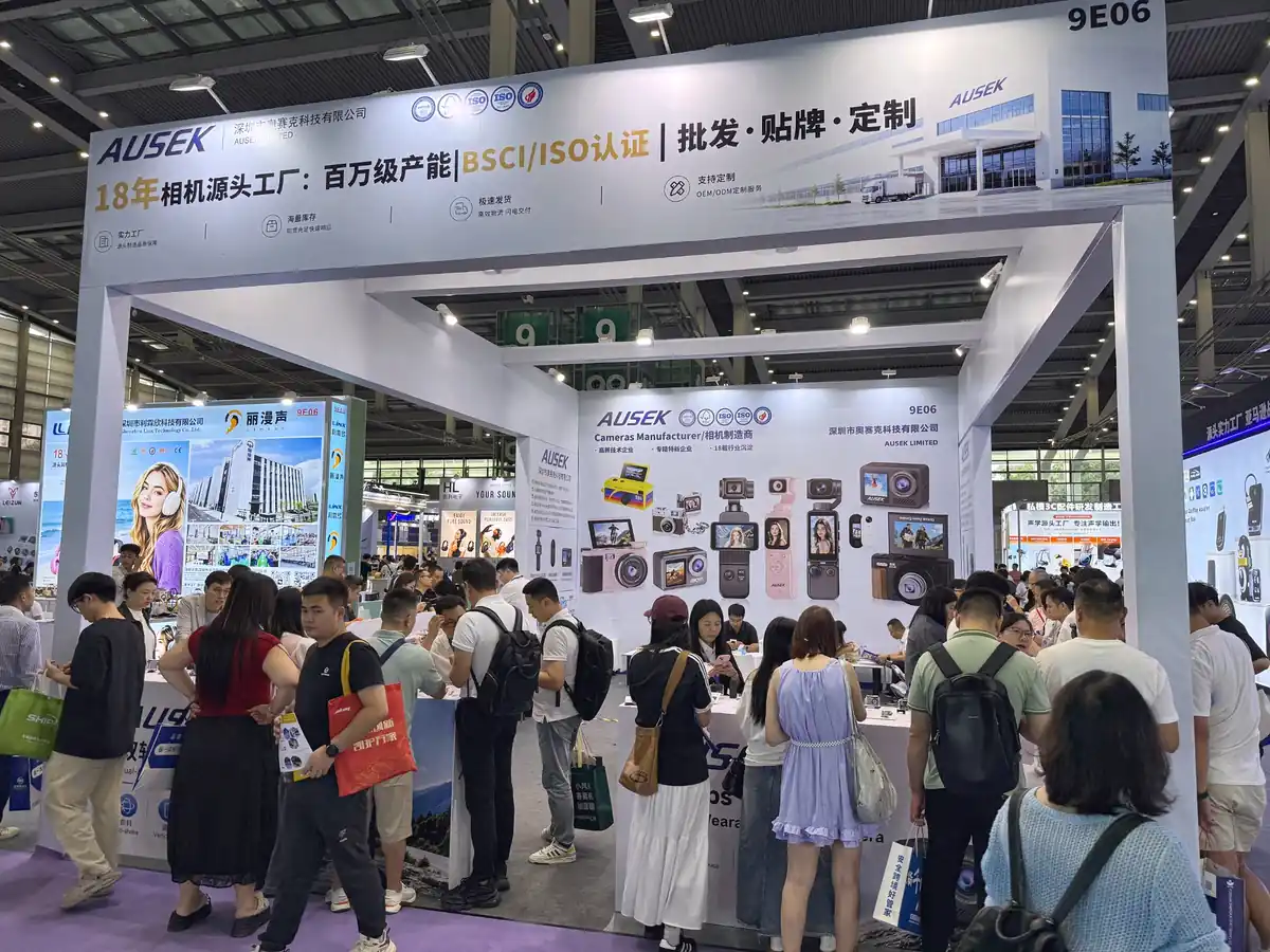 Visitors at the AUSEK 9E06 booth during IEAE Shenzhen 2026